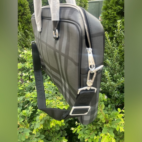 BURBERRY MEN’S BLACK Nova Check Grey black leather CROSSBODY MESSENGER BAG - Picture 7 of 16